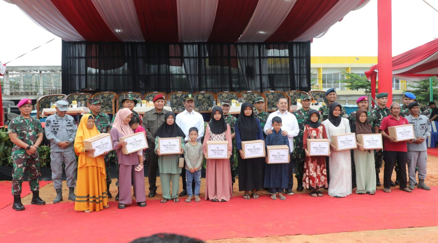 Walikota Batam, Muhammad Rudi foto bersama usai membuka program TMMD 2024./net